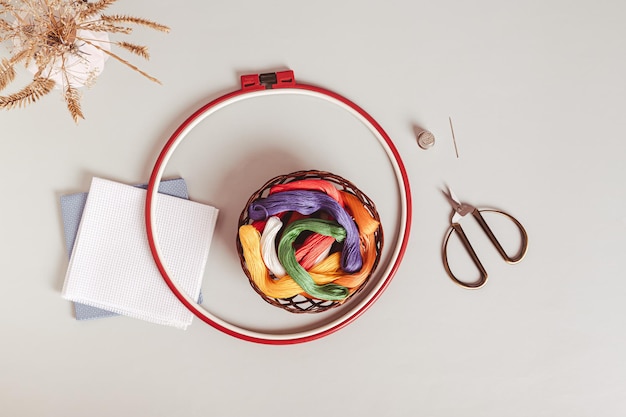 Uśmiechnięta osoba trzymająca haft